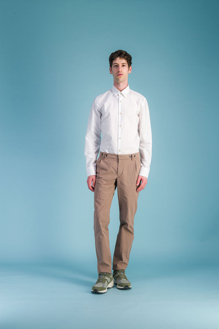 Chemise en coton léger blanc à fines rayures