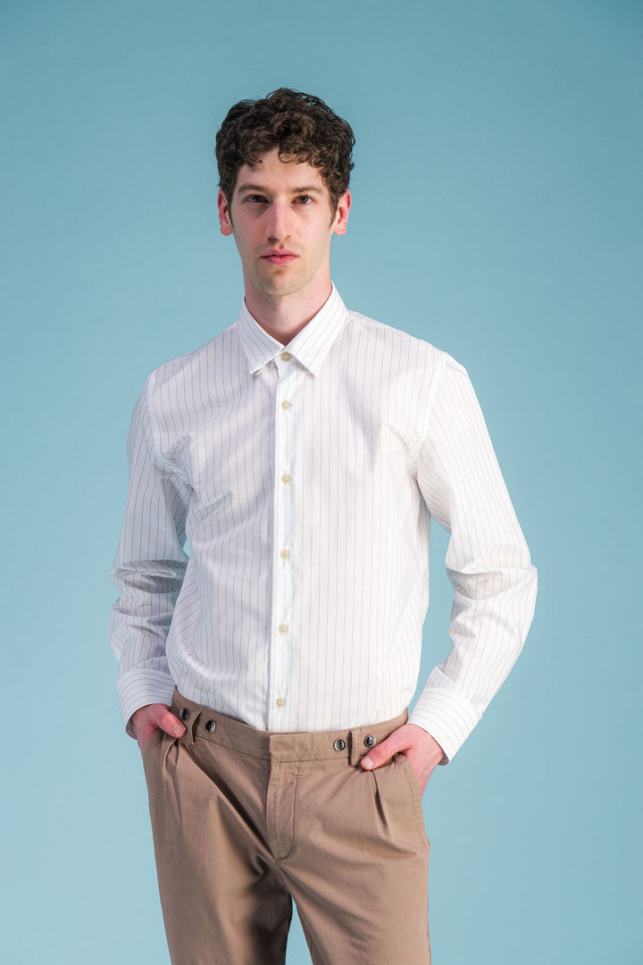 Chemise en coton léger blanc à fines rayures