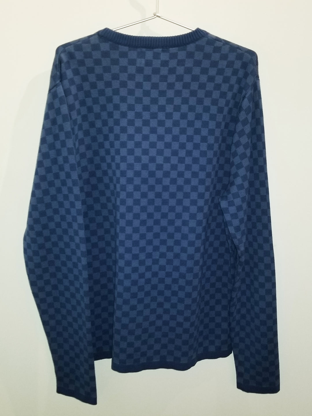 Knitted sweater in organic cotton with blue checkerboard